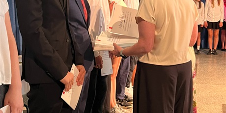 Powiększ grafikę: pozegnanie-absolwentow-706420.jpg