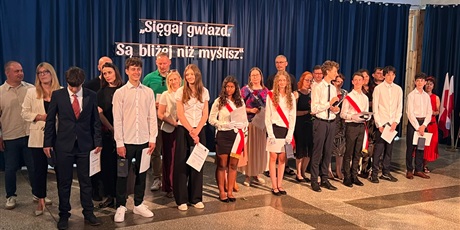 Powiększ grafikę: pozegnanie-absolwentow-706427.jpg