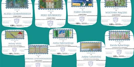 Powiększ grafikę: Na niebieskim tle wyeksponowane zdjęcia dyplomów, które uczniowie otrzymali w konkursie.