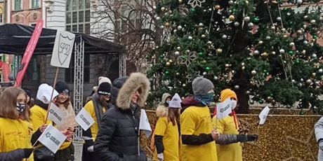 Powiększ grafikę: Grupa młodych ludzi w żółtych koszulkach podczas parady ulicami Gdańska.
