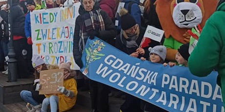 Powiększ grafikę: Grupa młodych ludzi w żółtych koszulkach podczas parady ulicami Gdańska.
