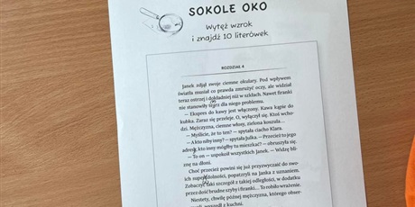 Powiększ grafikę: Leżąca na ławce kartka  z tekstem, w którym źle wydrukowano niektóre wyrazy. 